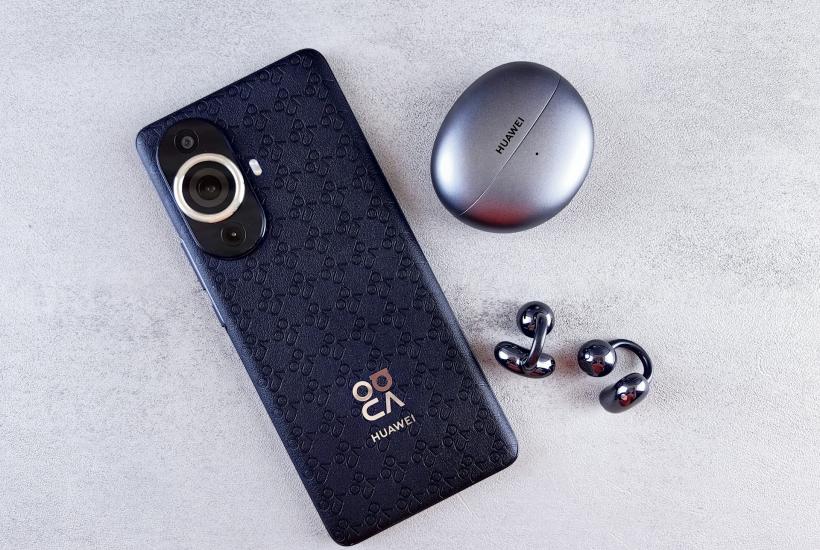 Смартфон и наушники